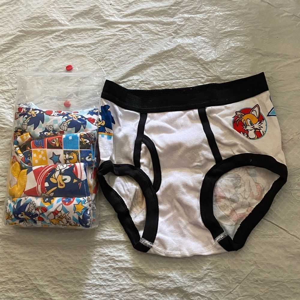 Kids CartoonโCharacter Underwear - Black and White Size 8 By 5